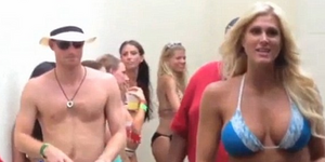 Χιονοστιβάδα αντιδράσεων στη Βρετανία για το ξεγύμνωμα του Χάρι [εικόνες]