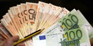 Πέταξε από το μπαλκόνι 8.000 ευρώ