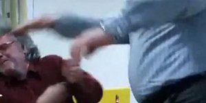 Δήμαρχος χαστούκισε σύμβουλο επειδή τον είπε «καραγκιόζη» [βίντεο]