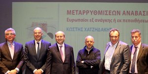 Ο Κωστής Χατζηδάκης στην παρουσίαση του βιβλίου του