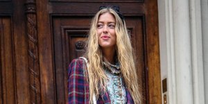 Γυναίκα ποζάρει στον φακό/Φωτογραφία Shutterstock