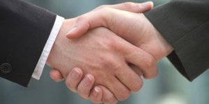 Τα μυστικά της σωστής χειραψίας – Κερδίστε το σεβασμό με τρεις κινήσεις
