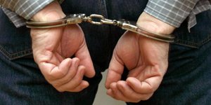 Χειροπέδες σε οδοντίατρο της Αθήνας που δεν έκοψε απόδειξη για 2.700 ευρώ
