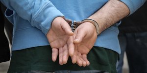 Χειροπέδες /Φωτογραφία Αρχείου: Intime News