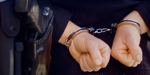 Οι ληστές του έκαναν τους αστυνομικούς και άδειασαν το σπίτι