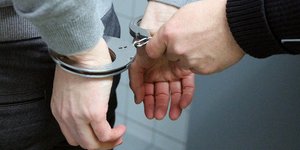 Χειροπέδες σε 30χρονο που προσπάθησε να πουλήσει αρχαία νομίσματα. Φωτογραφία: Pixabay