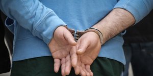 Χειροπέδες σε άνδρα στην Πελοπόννησο για πορνογραφία ανηλίκων