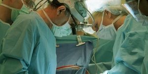 Για πρώτη φορά παγκοσμίως έγινε μεταμόσχευση τεσσάρων άκρων