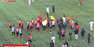 Χουλιγκάνος επόπτης της πέφτει σε Ρώσο ποδοσφαιριστή [βίντεο]