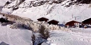 Καρέ καρέ ο τρόμος στην Ιταλία -Χιονοστιβάδα «καταπίνει» ένα ολόκληρο χωριό [εικ