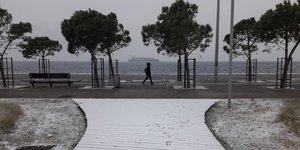 χιόνια στην παραλία της Θεσσαλονίκης/Φωτογραφία: IntimeNews