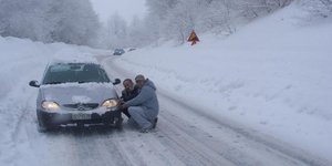 Με αλυσίδες γίνεται η κυκλοφορία προς το Καρπενήσι. Φωτογραφία: Eurokinissi