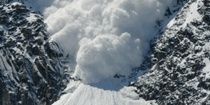 Χιονοστιβάδα πέφτει σε συνεργείο της ΔΕΗ στο Καρπενήσι [βίντεο]