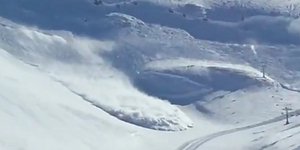 Εντυπωσιακή χιονοστιβάδα με ελεγχόμενη έκρηξη στα Καλάβρυτα [βίντεο]