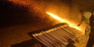 Δεν προλαβαίνουν να «μαζεύουν» βεγγαλικά οι αστυνομικοί