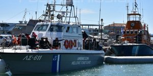 Το σκάφος ΛΣ 611 τη στιγμή της επιστροφής του από το περισταστικό στο Λιμάνι της Χίου -Φωτογραφία: politischios