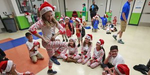 Πολλά παιδιά υποψιάζονται ότι κάτι δεν πάει καλά στην ιστορία με τον Αγ. Βασίλη/ Φωτογραφία: AP- Wilfredo Lee