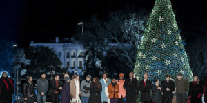 Ο Ομπάμα άναψε το 90ο Χριστουγεννιάτικο δέντρο στον Λευκό Οίκο [εικόνες]