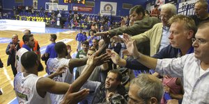 Οι παίκτες του Χολαργού πανηγυρίζουν με τους φίλους της ομάδας / Φωτογραφία: Eurokinissi