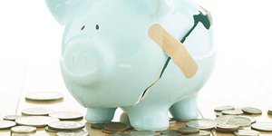 Τσεκούρι σε ειδικά μισθολόγια και νέα αύξηση του ΦΠΑ