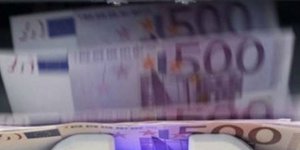 Ειδικό μηχάνημα μετράει χαρτονομίσματα