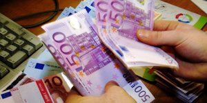 Σφίγγουν τη θηλιά στο λαιμό της Ελλάδας