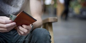 Δίδαξε ήθος: Οδοκαθαριστής βρήκε και παρέδωσε στις Αρχές 4.200 ευρώ -Τα χρήματα