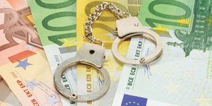 Χειροπέδες σε διευθύνοντα σύμβουλο ανώνυμης εταιρείας ρούχων για 2