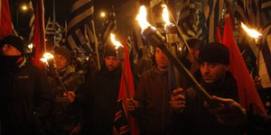 Βίντεο –ανατριχίλα: Χρυσαυγίτες ουρλιάζουν και απειλούν να χύσουν αίμα και να ρά