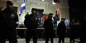 Το «βαθύ λαρύγγι» της ΧΑ χτυπάει ξανά: Κατονομάζει αστυνομικό των ΜΑΤ για τις απ