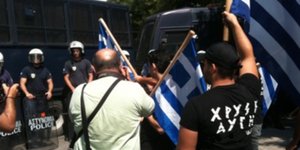 Επιτέθηκαν σε υποψήφιο της Χρυσής Αυγής με ξύλα και πέτρες και αυτός τους... κυν