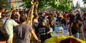 Εκατοντάδες άνεργοι και πολύτεκνοι Έλληνες πήραν δωρεάν τρόφιμα από την Χρυσή Αυ