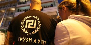 Financial Times: Η Ελληνική Αστυνομία δεν προστατεύει τα θύματα της Χρυσής Αυγής