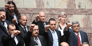 Η Χρυσή Αυγή ανακάλυψε νέο εχθρό: Τώρα κινδυνολογεί κατά του ΑΜΚΑ και της «κάρτ