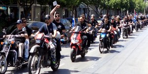 Μέλη της Χρυσής Αυγής επιτέθηκαν σε κατάληψη στο Μαρούσι -Πέταξαν πέτρες και άλλ