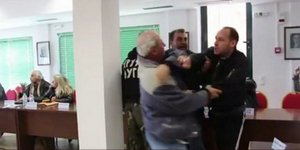 Κλίμα τρομοκρατίας σε δημοτικό συμβούλιο από την Χρυσή Αυγή [βίντεο]