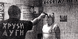 Νέες φωτογραφίες-ντοκουμέντο: Χρυσαυγίτης σημαδεύει «αντίπαλο» με όπλο στο κεφάλ