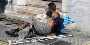 Χρήστης πεσμένος στο πεζοδρόμιο στο κέντρο της Αθήνας