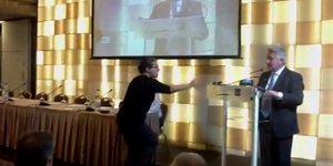 Αγρια αποδοκιμασία βουλευτών: «Κατέβα κάτω αν έχεις φιλότιμο