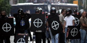 Πρόκληση Χρυσαυγιτών στο Κερατσίνι -Εκαναν παρέλαση με στρατιωτικό βήμα και κατέ