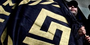 Χρυσαυγίτης διαπληκτίζεται με αστυνομικό και χτυπάει αυτοκίνητο [βίντεο]