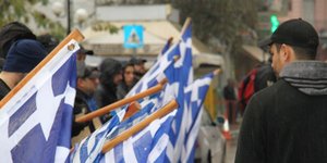 Στην Πιερία χτύπησαν οι Χρυσαυγίτες -Κατέθεσαν στεφάνι και προκάλεσαν την οργή τ