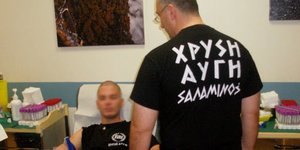 Financial Times: Η Χρυσή Αυγή εκμεταλλεύεται την ανάγκη των Ελλήνων -Εξαγοράζει 