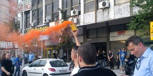 Με καπνογόνα βγήκα στο δρόμο τα μέλη της Χρυσής Αυγής στη Θεσσαλονίκη