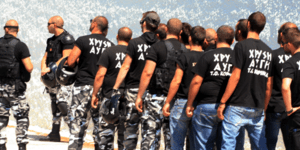 Μέλη της Χρυσής Αυγής κυκλοφορούσαν με όπλο
