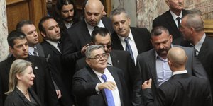 Εφοδος της Χρυσής Αυγής στα γραφεία της Βουλής
