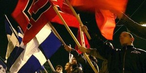 Εκατό αστυνομικοί στην υπηρεσία της Χρυσής Αυγής