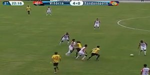 Ποδοσφαιριστής κλωτσάει τον αντίπαλό του στα γεννητικά του όργανα [βίντεο]