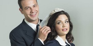 Στο ρόλο της Λίζας Πετροβασίλη η Κατερίνα Γερονικολού και στο ρόλο του καθηγητή