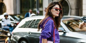 Γυναίκα ποζάρει στον φακό/Φωτογραφία:Shutterstock